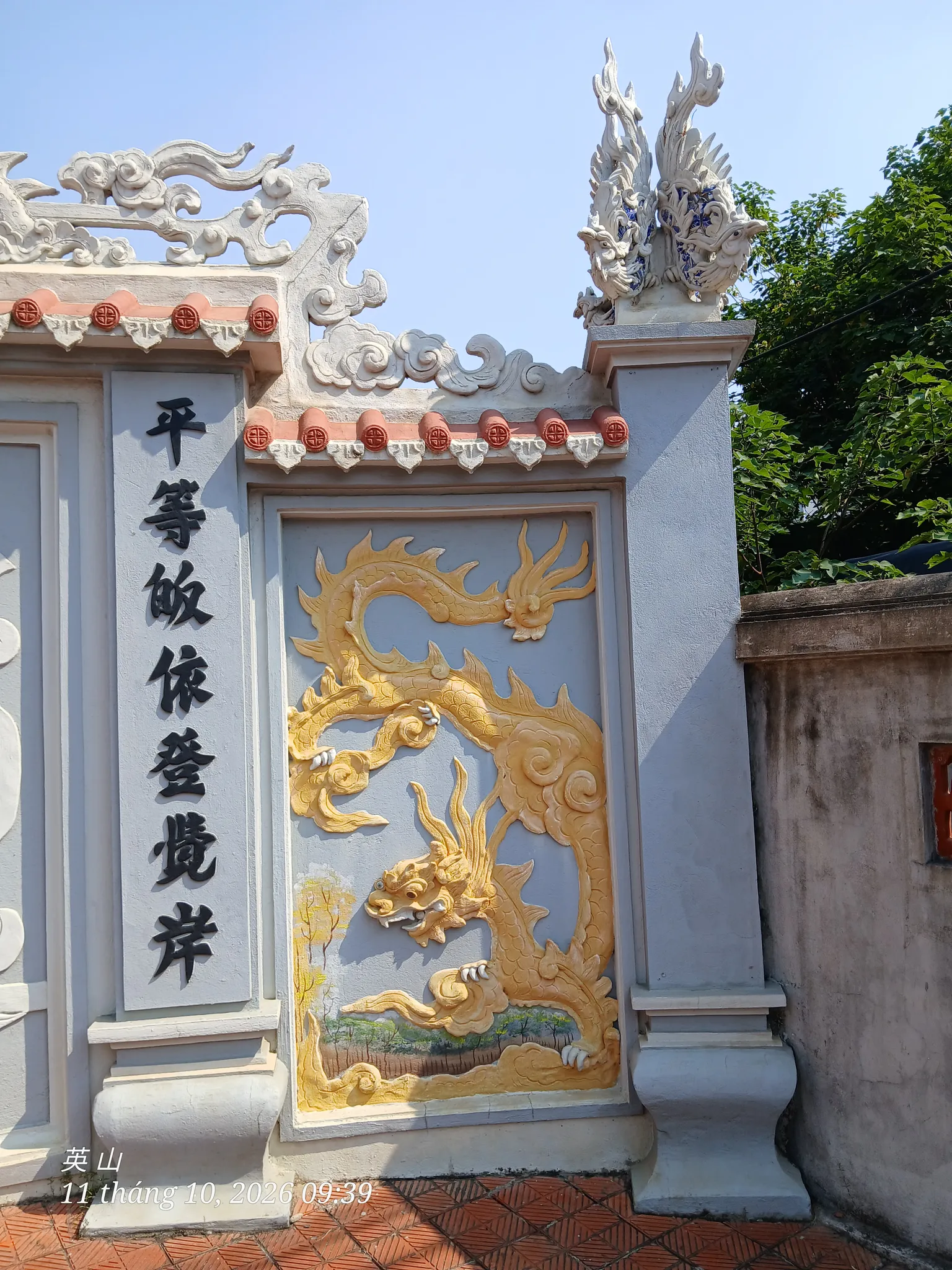 Phù điêu rồng bên trái cổng chùa Hòe Thị