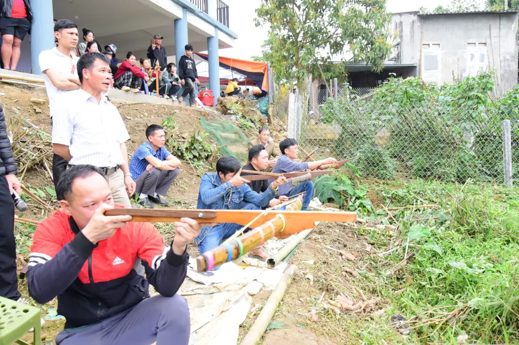 Thi bắn nỏ trong Lễ hội truyền thống Đình Ngọc Tân