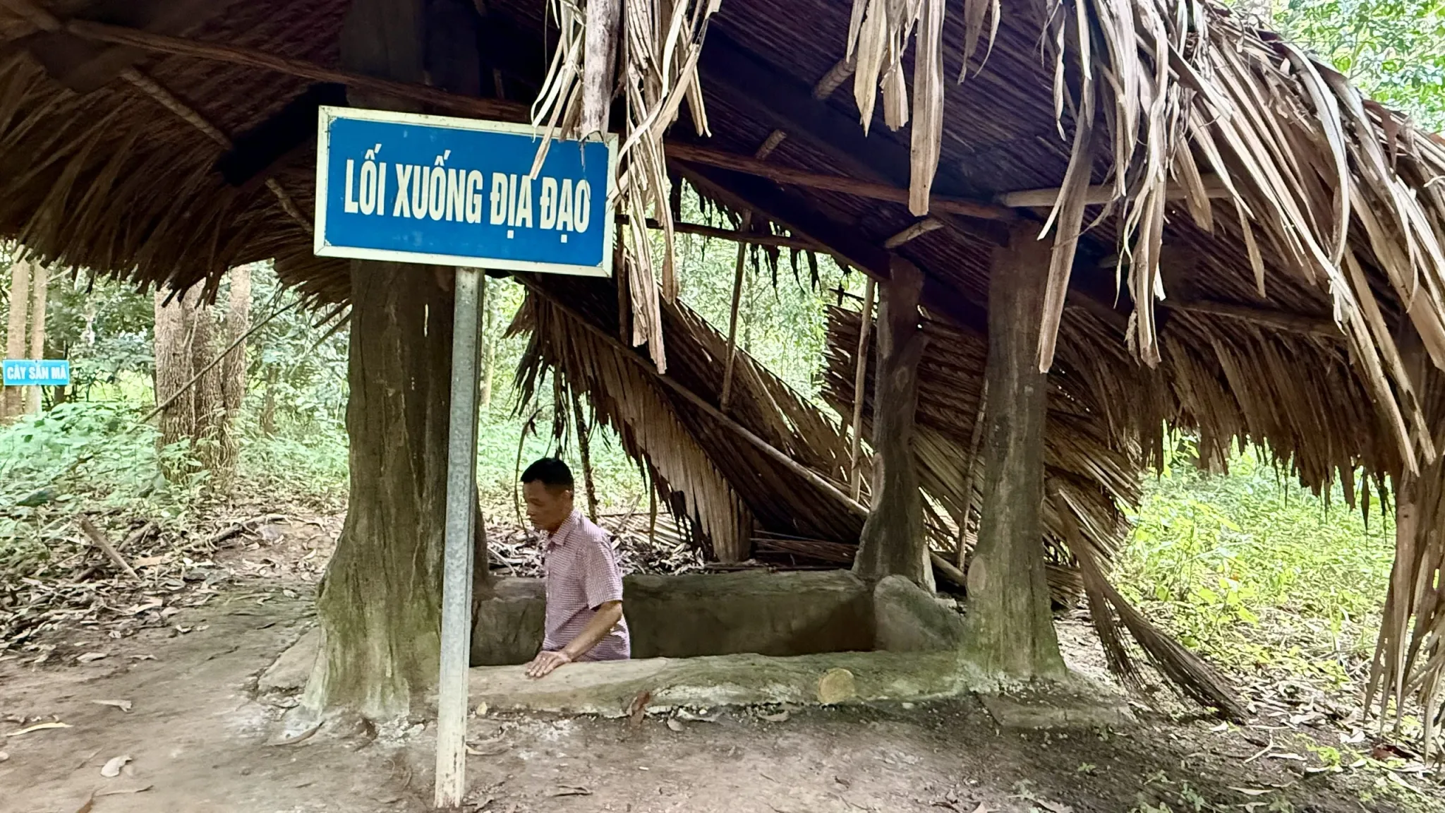 Lối xuống Địa đạo Tây Nam Bến Cát