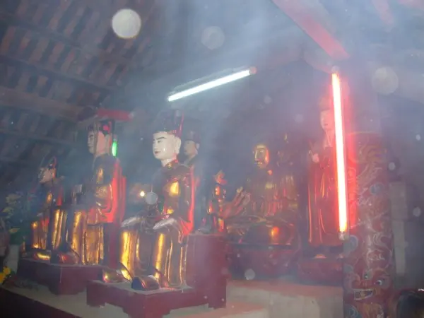 Tượng phật bên trong Chùa Thông