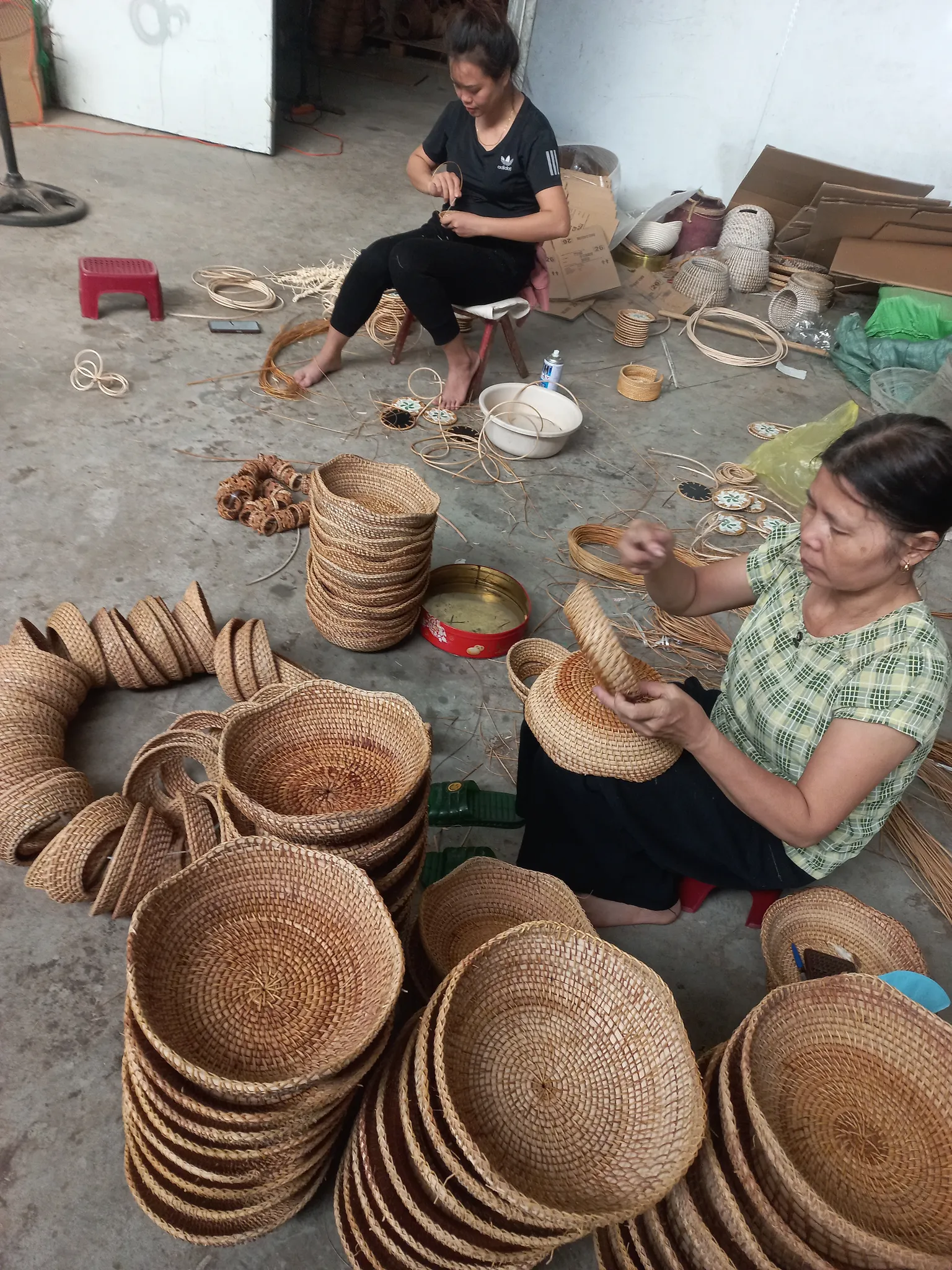 Người dân Làng Nghề Mây Tre Đan Thôn Phú Vinh đang hoàn thiện sản phẩm