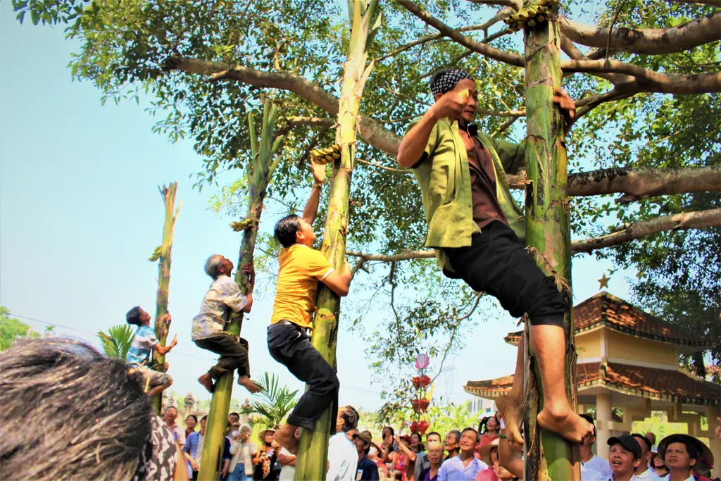 Thi leo chuối tại Lễ hội đình làng Bồ Bản