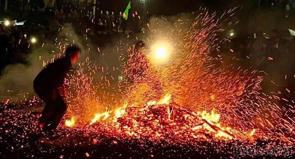 Trình diễn nhảy lửa của đồng bào dân tộc Dao tại Lễ hội Đền Đại Cại