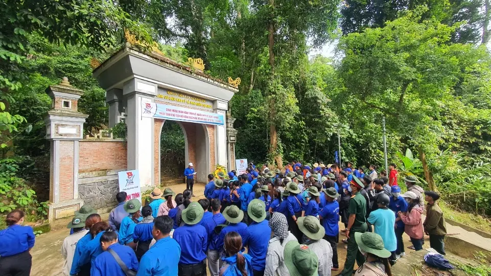 Cổng khu di tích Nước Là
