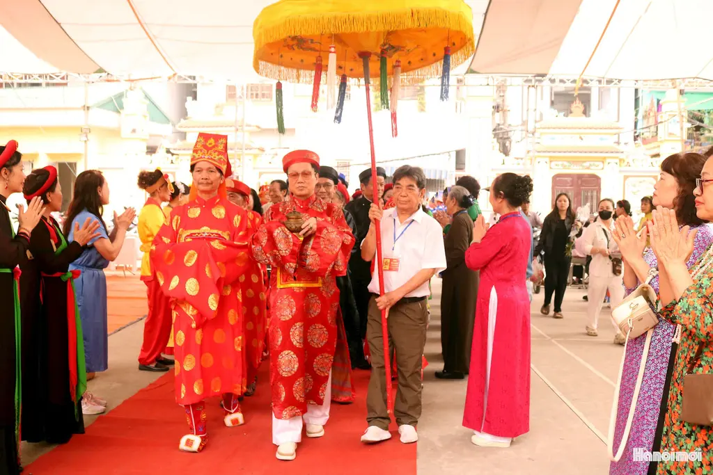 Đội nghi lễ cùng đại biểu tham dự Hội đình An Phú