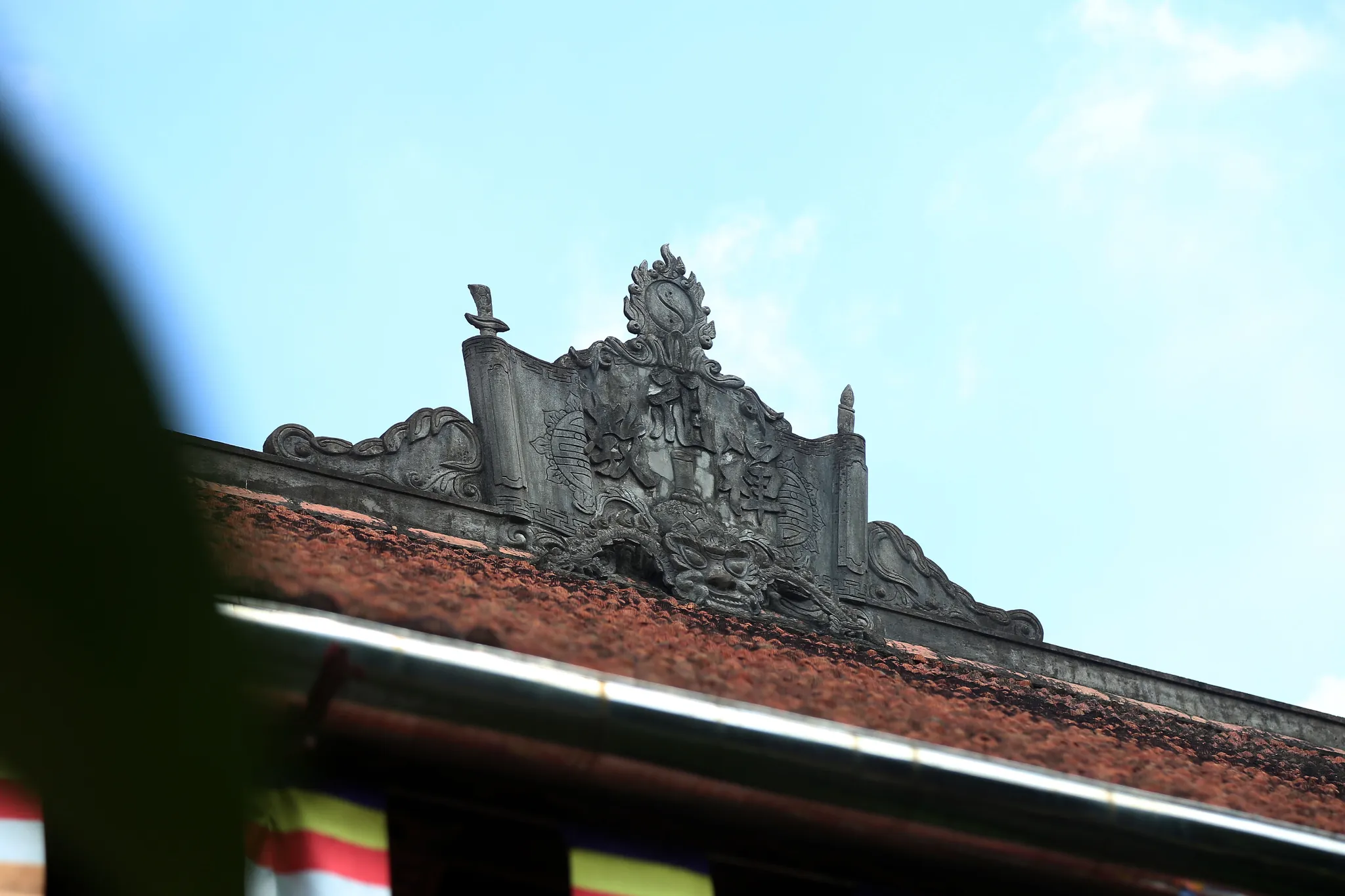 Đề danh tên chùa trên nóc mái chùa Linh Ứng