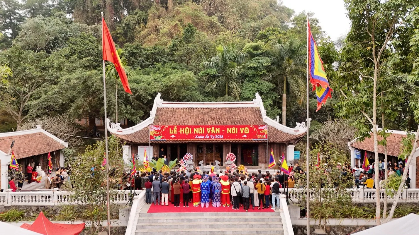 Nghi thức dâng hương Lễ hội Núi Văn – Núi Võ
