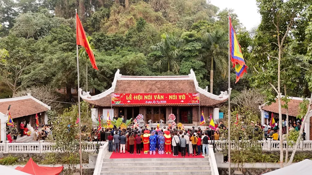 Nghi thức dâng hương Lễ hội Núi Văn – Núi Võ