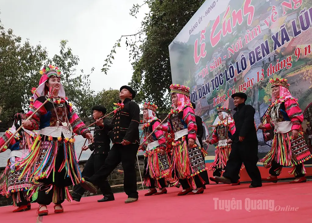Văn nghệ tại Lễ cúng tổ tiên dân tộc Lô Lô