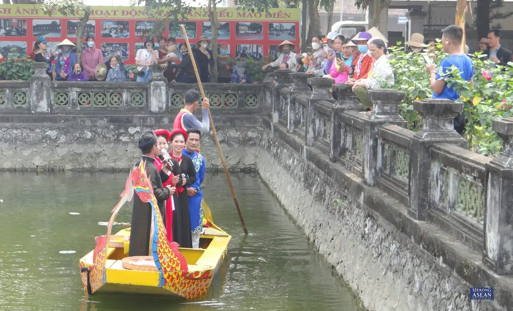 Hát quan họ trong khuôn viên di tích tại Lễ hội Văn Miếu Mao Điền