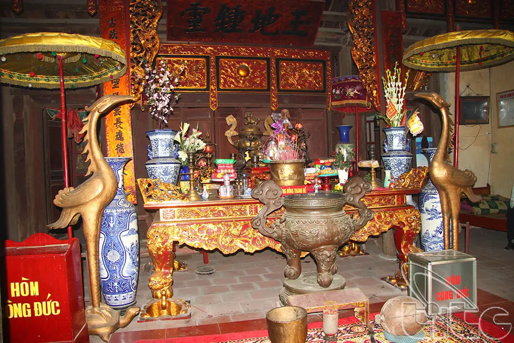 Bên trong Đền Ghênh