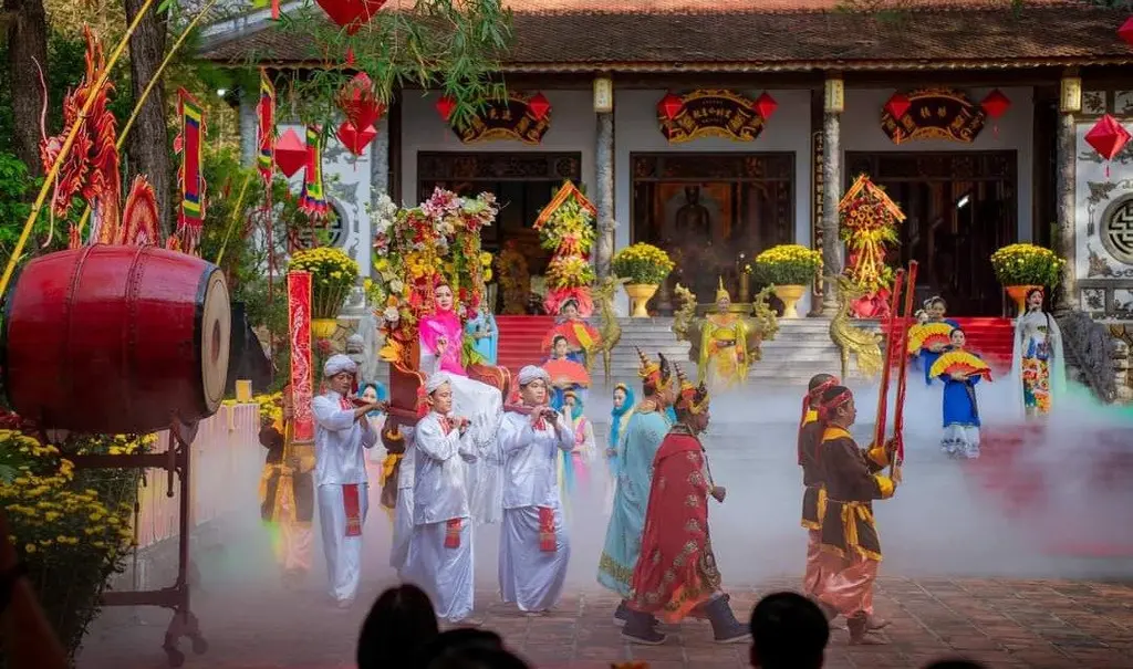 Một màn rước trong Lễ hội Đền Huyền Trân