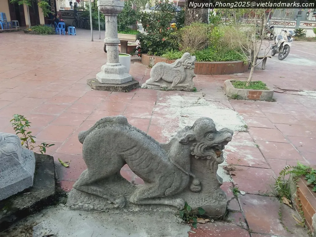 Tượng đá trước Quán Linh Tiên