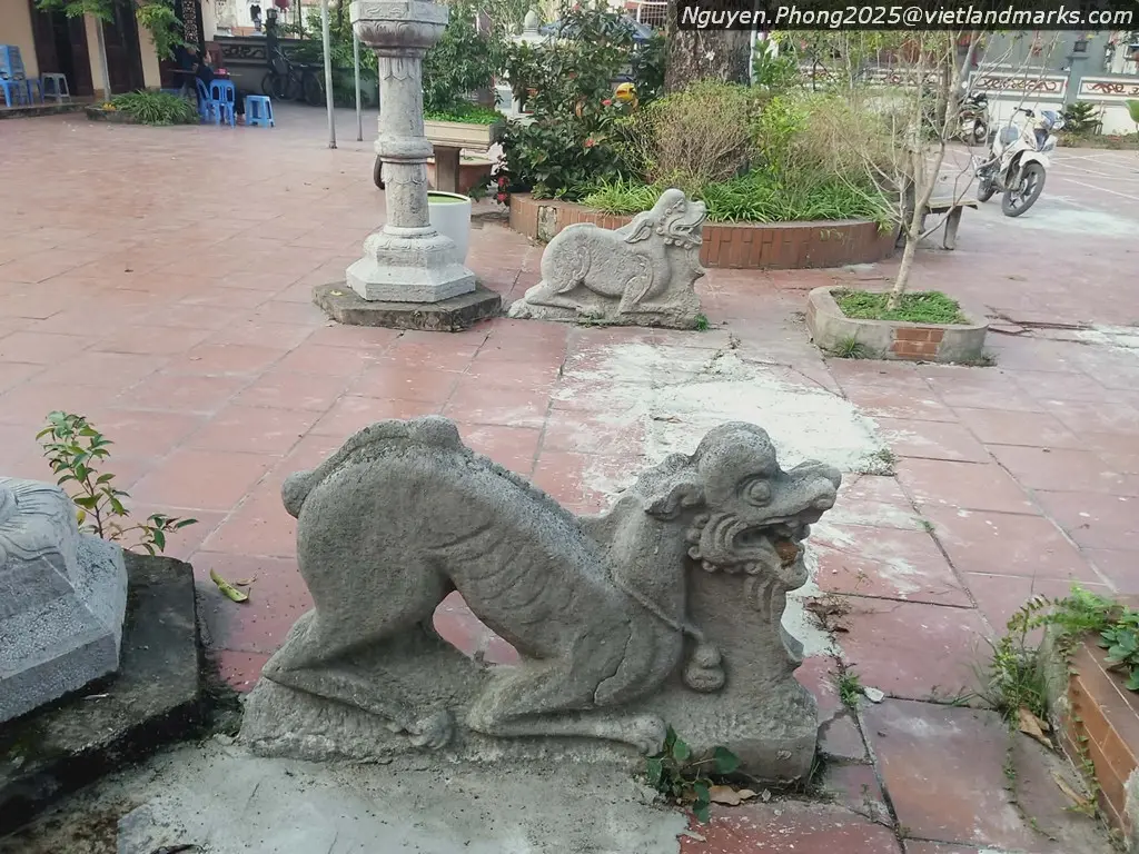 Tượng đá trước Quán Linh Tiên