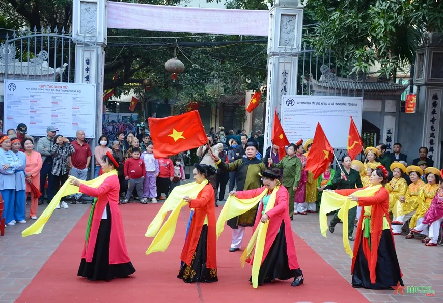 Biểu diễn hát chèo tại Lễ hội vật truyền thống đình làng Mai Động