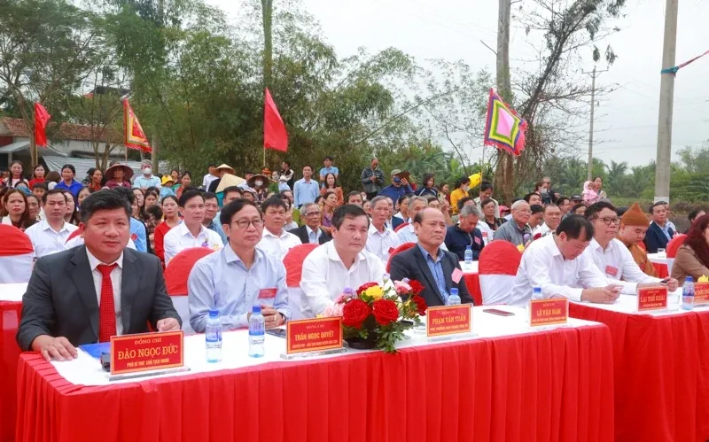 Đại biểu dự lễ khai mạc tại Lễ hội Từ Thức