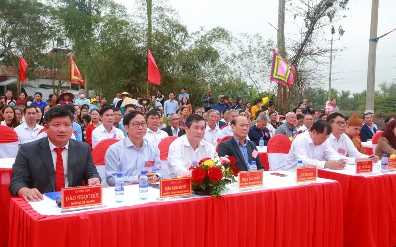 Đại biểu dự lễ khai mạc tại Lễ hội Từ Thức
