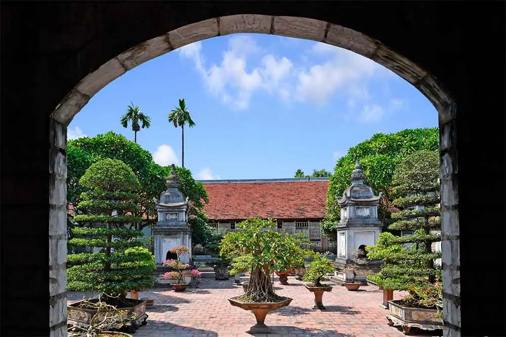 Từ cổng nhìn vào bên trong sân chùa Tào Xuyên