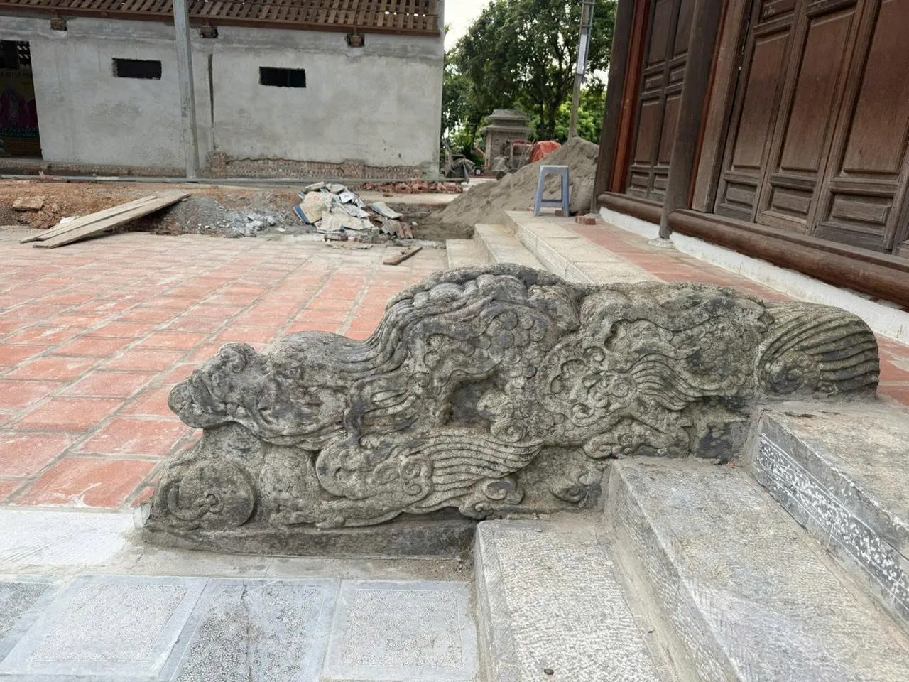 Rồng đá trước cửa Đền Thanh Nhàn