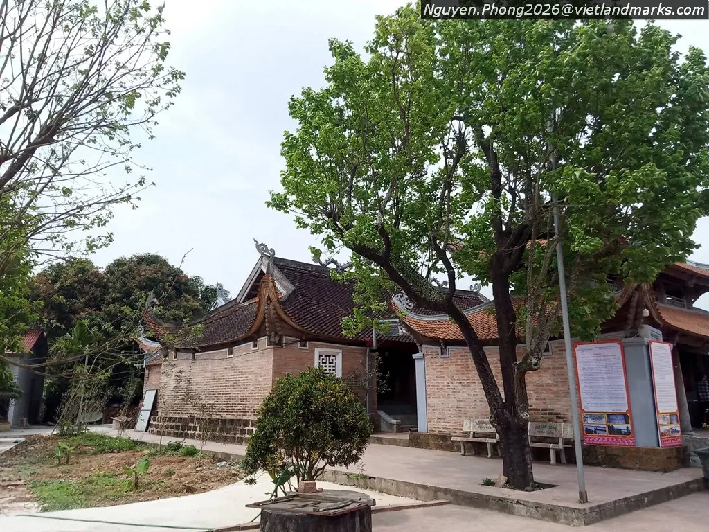 Khuôn viên Đền Đào Xá