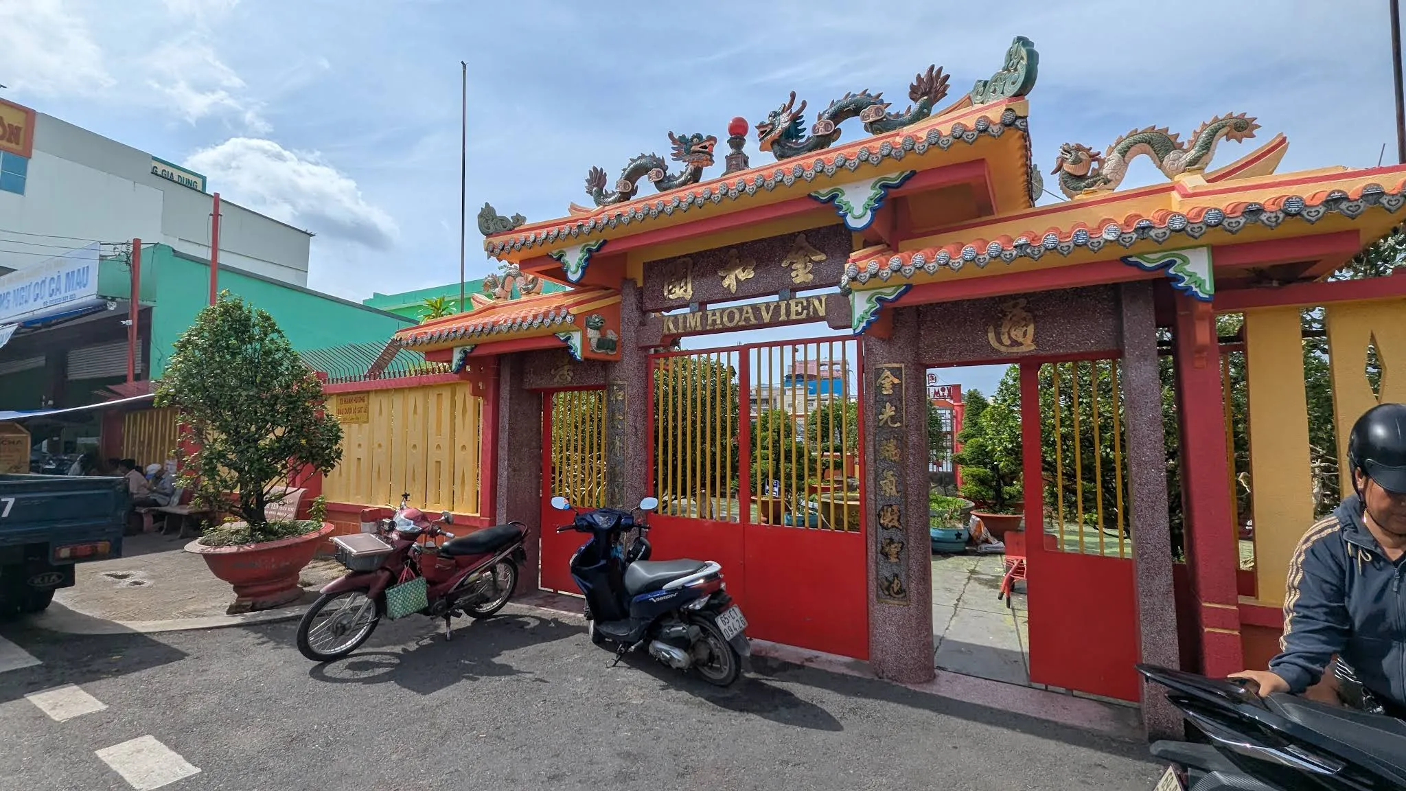 Cảnh quan bên ngoài di tích Thiên Hậu Cung