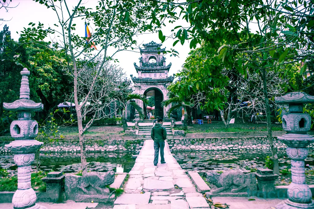 Cảnh quan bên ngoài di tích Chùa Chuông (kim Chung Tự)