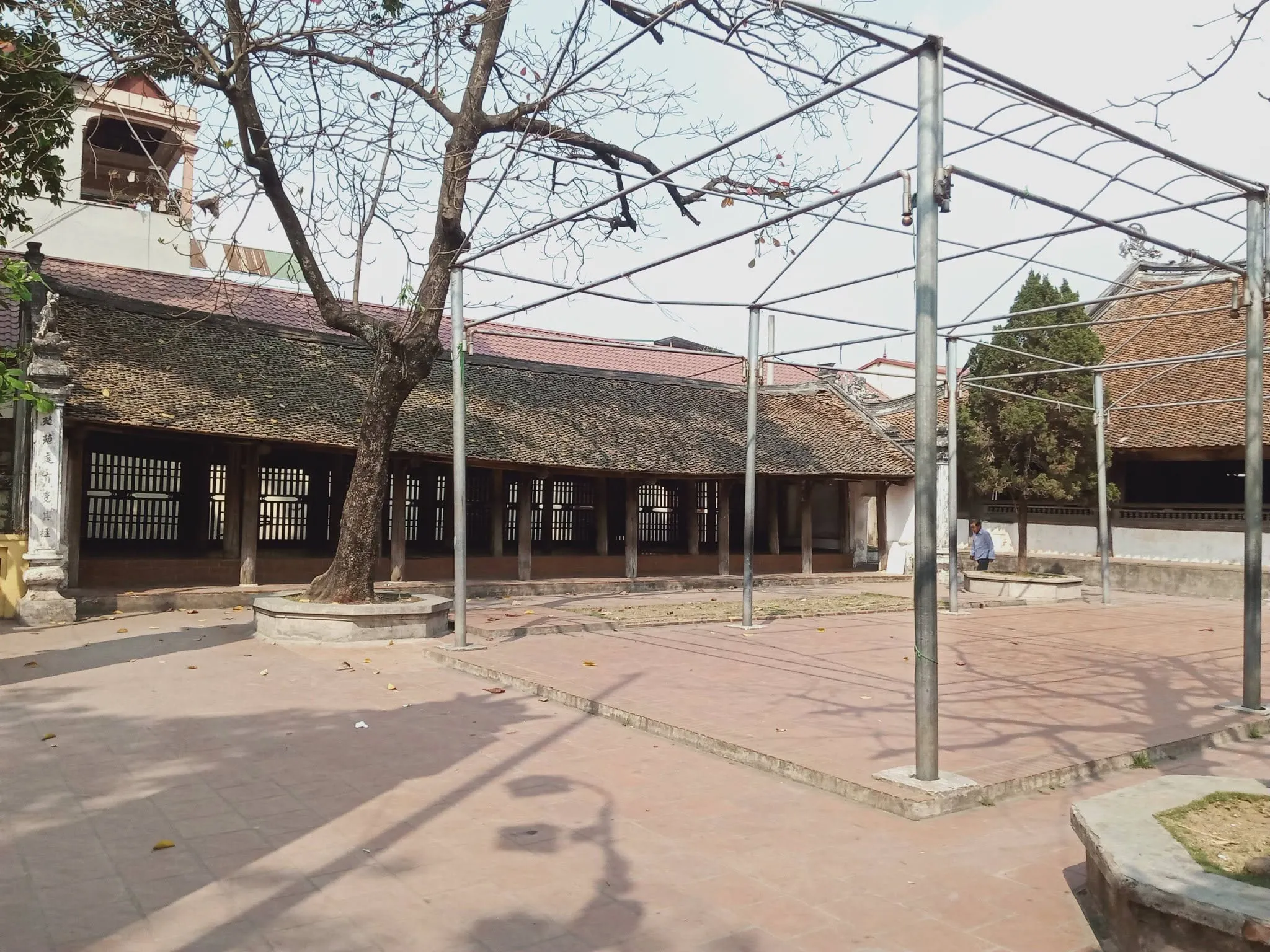 Không gian cảnh quan bên ngoài đình Hữu Bằng
