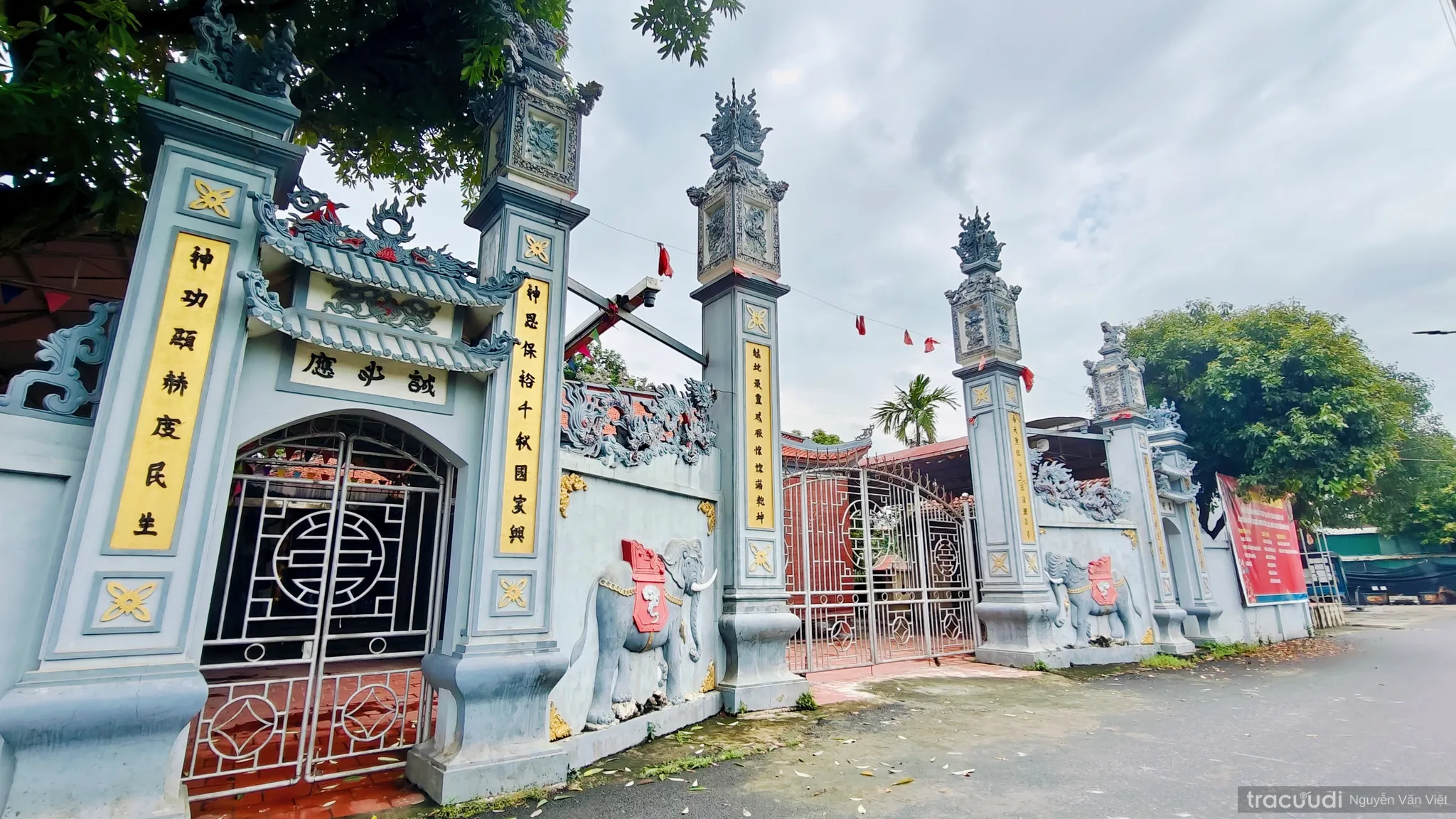 Nghi môn đình làng Táo nhìn bên trái