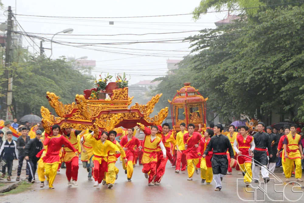 Rước kiệu tại Lễ hội Đông Phù