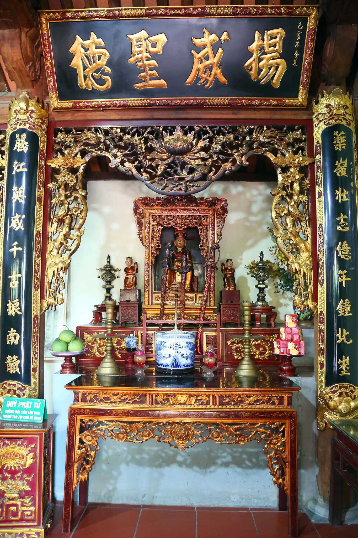 Biển tên trong không gian thờ chùa Tu Hoàng (Càn Phúc tự)