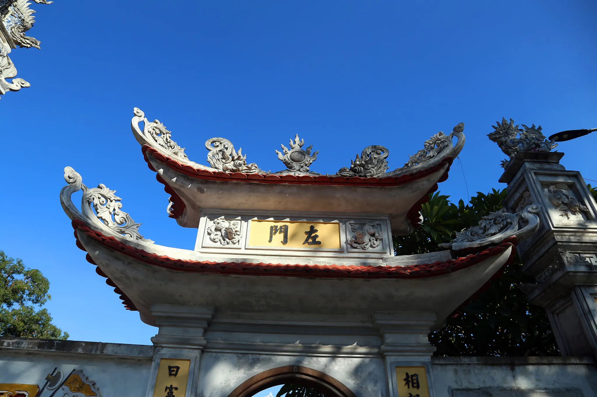 Kiến trúc mái cổng đình Miêu Nha