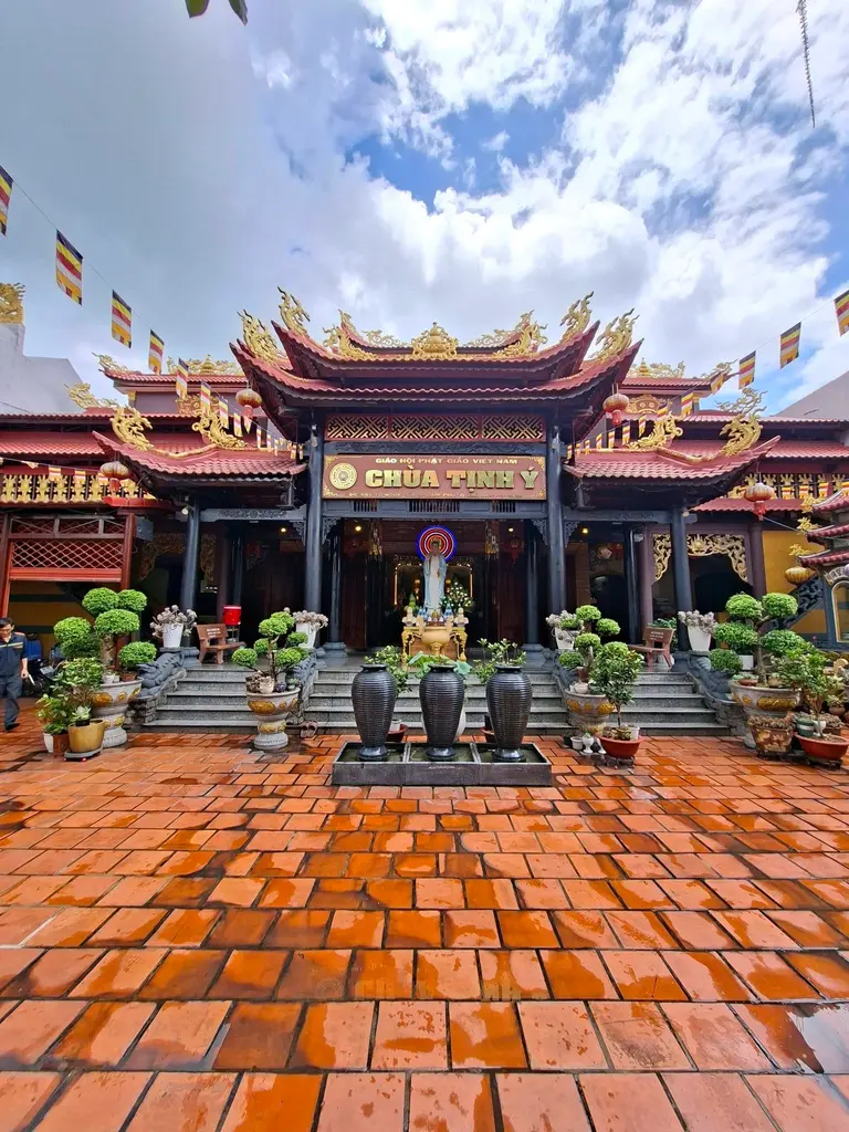 Tam quan Chùa Tịnh Ý
