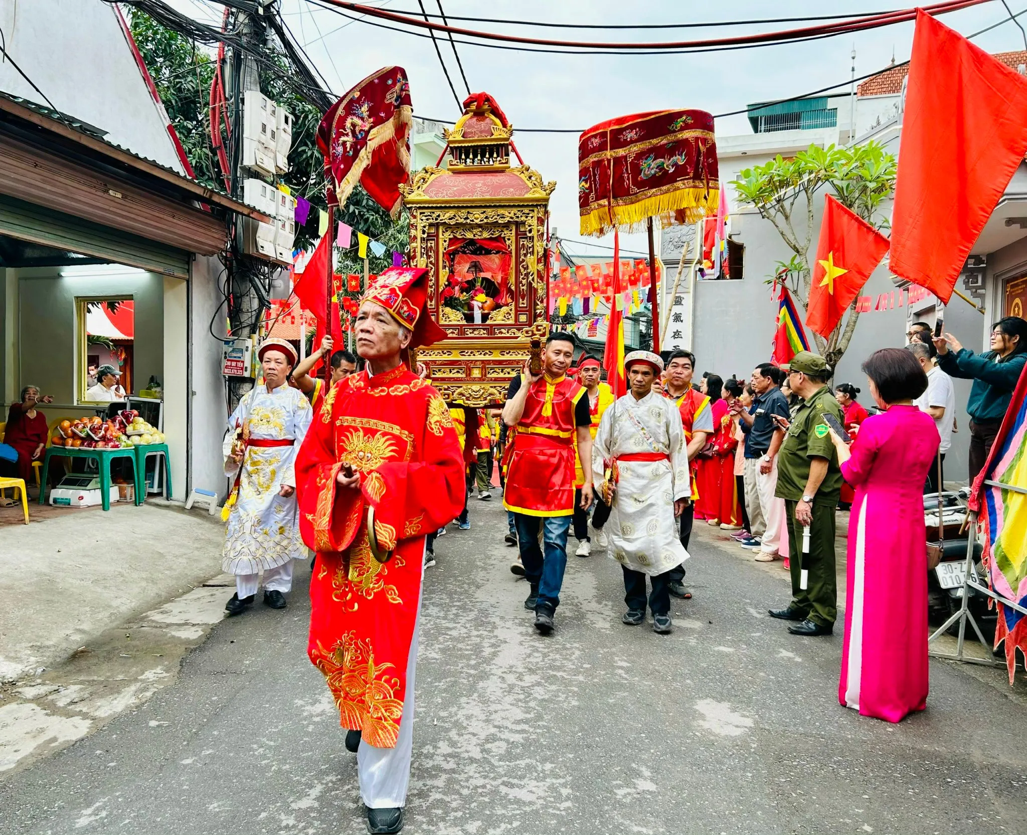 Nghi thức rước cấp thủy từ đình Nam Dư Hạ hướng về bến đò Thúy Lĩnh bên dòng sông Hồng