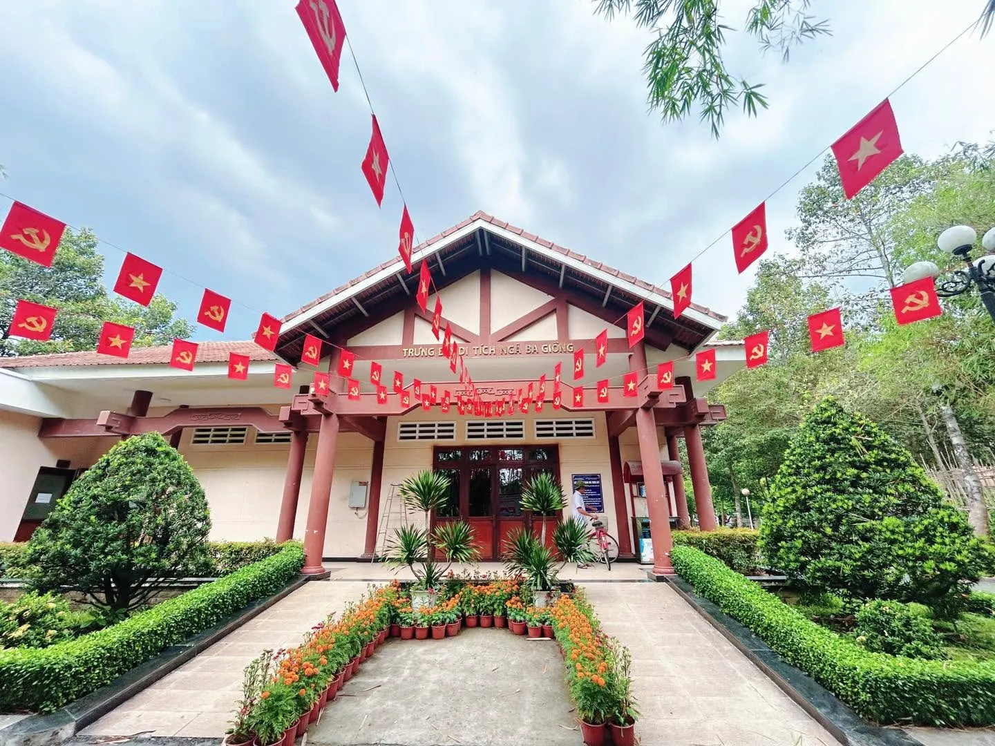Nhà trưng bày tại Khu tưởng niệm Liệt sĩ Ngã Ba Giồng