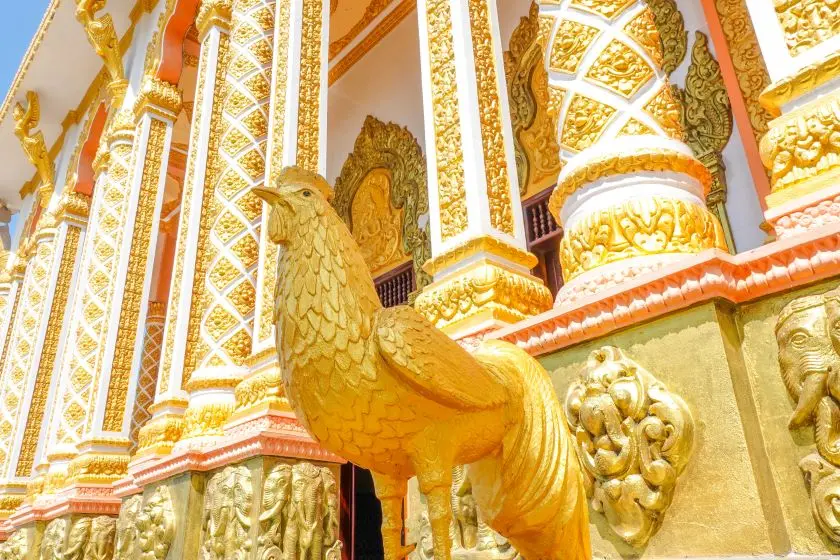 Tượng gà tại Chùa Tà Mơn