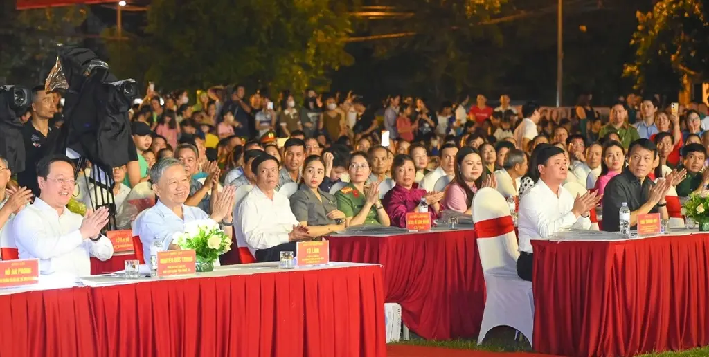 Đại biểu tham dự Lễ hội Làng Sen