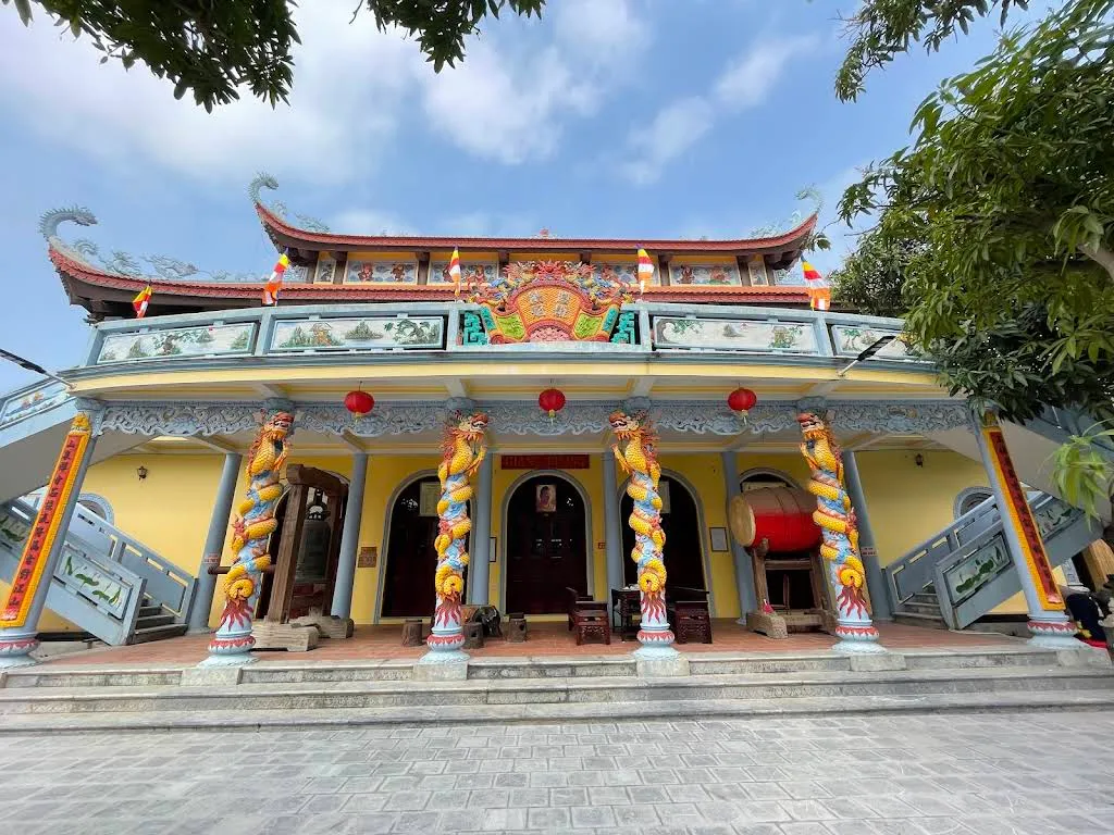 Bên trong chùa Tích Sơn