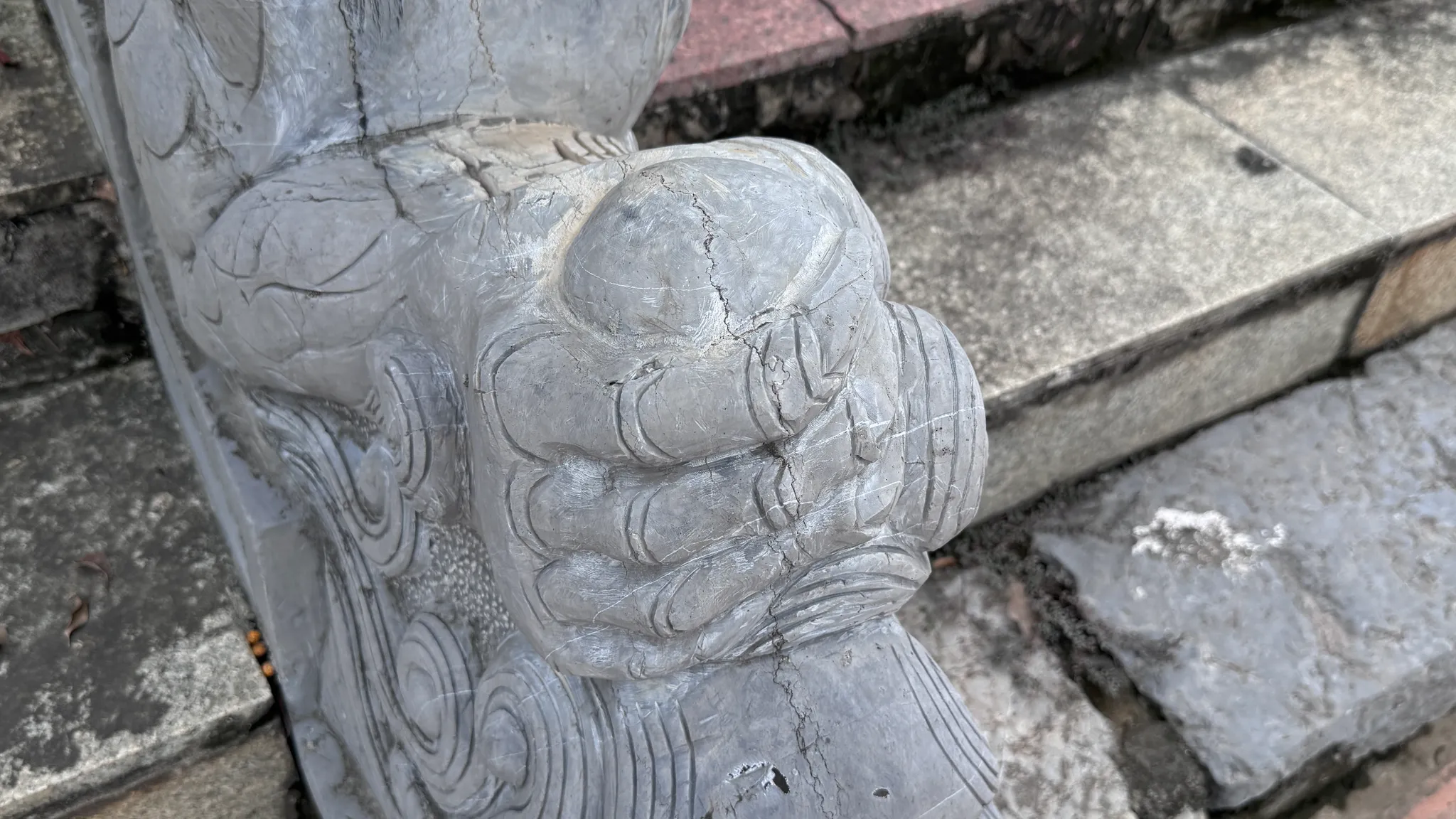 Đặc tả chi tiết đầu rồng đá lối vào phương đình đình Kiều Mai