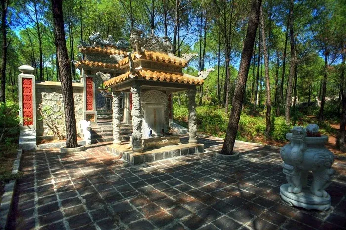 Bia đá trong khu Lăng vua Hiệp Hòa