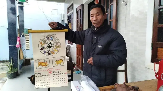 Nghệ nhân Kỳ Hữu Phước giới thiệu sản phẩm tranh lịch 12 con giáp do cơ sở của ông sáng tác