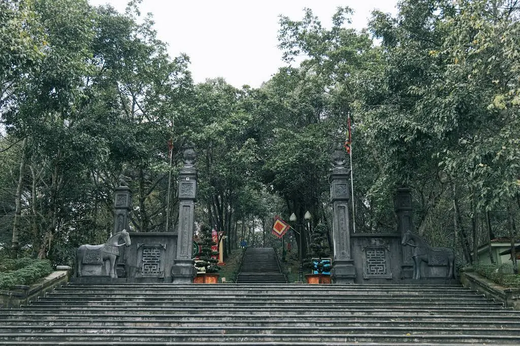 Cổng di tích Núi Quyết Và Phượng Hoàng Trung Đô