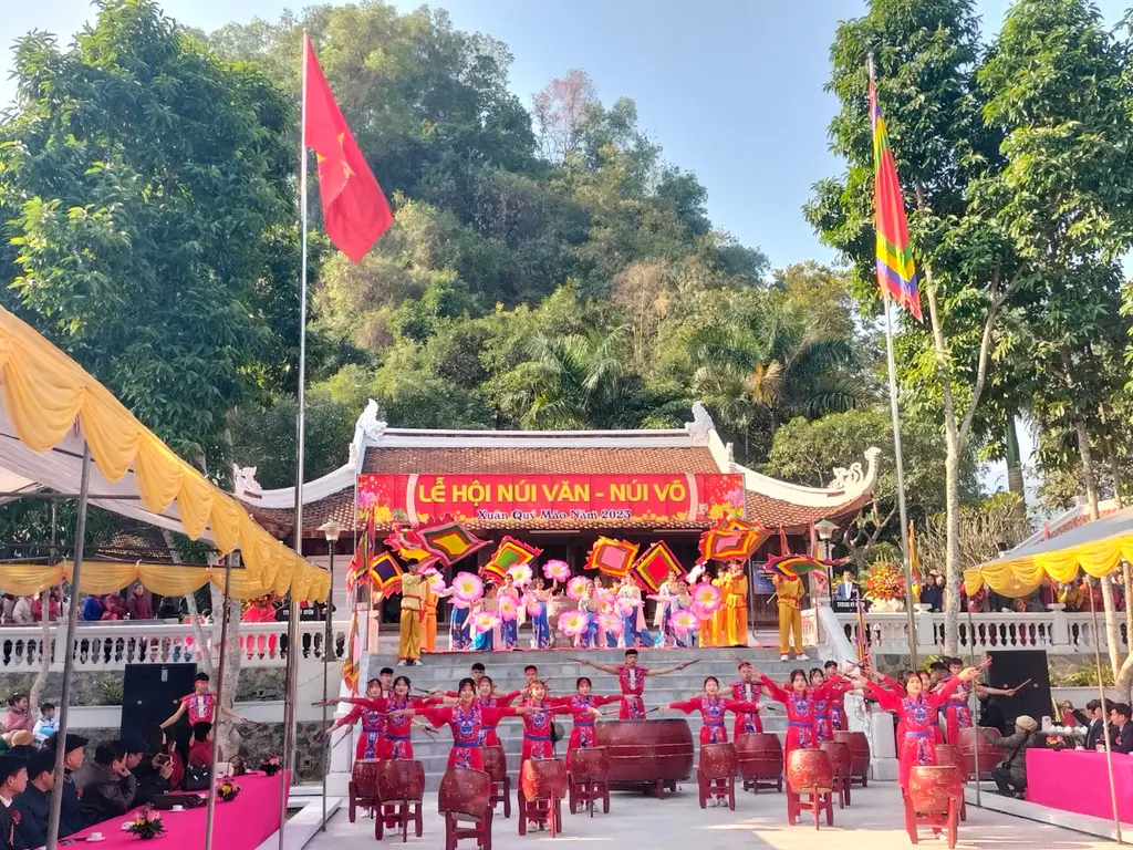 Màn trống hội tại Lễ hội Núi Văn – Núi Võ