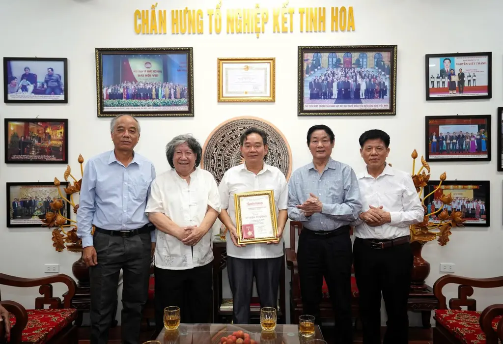 Ban Lãnh đạo Tạp chí Tinh Hoa Đất Việt và GS. Sử học Lê Văn Lan trao Kỷ niệm chương cho Nghệ nhân Ưu tú Nguyễn Viết Thạnh (đứng giữa)