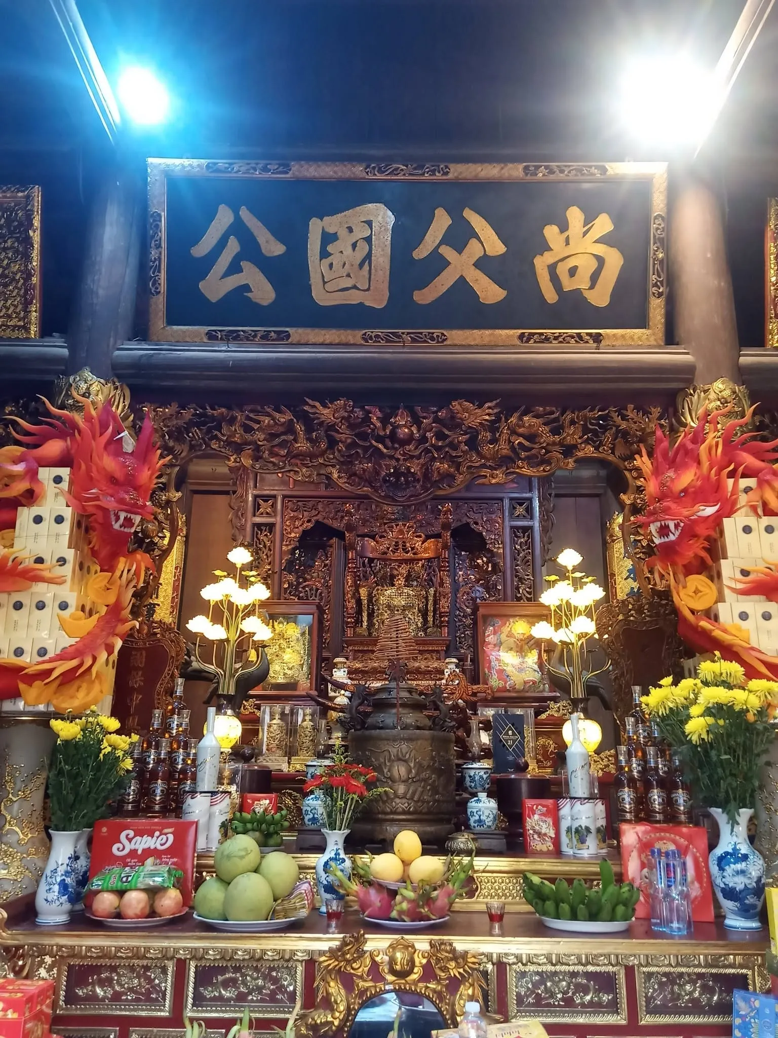 Ban thờ trong Đền Trần Thương