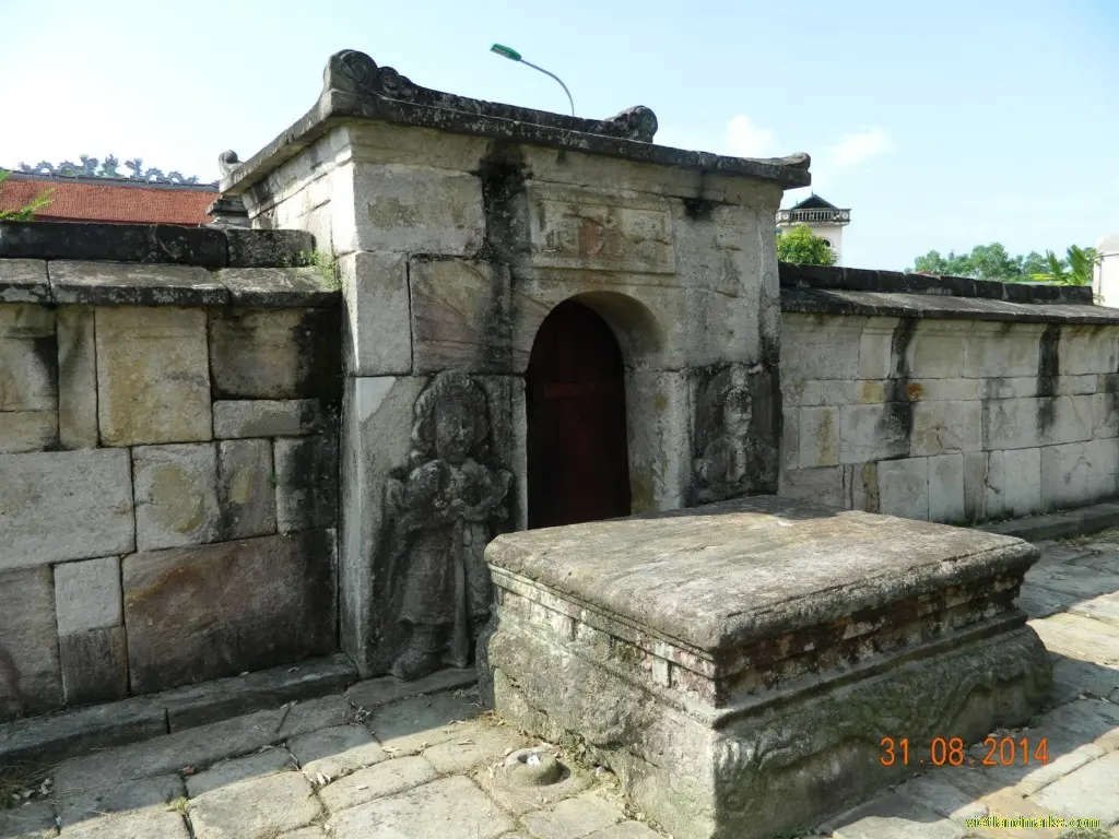 Tam quan lăng họ Ngọ