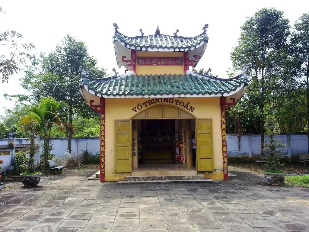 Ban thờ tại Mộ Nhà Giáo Võ Trường Toản