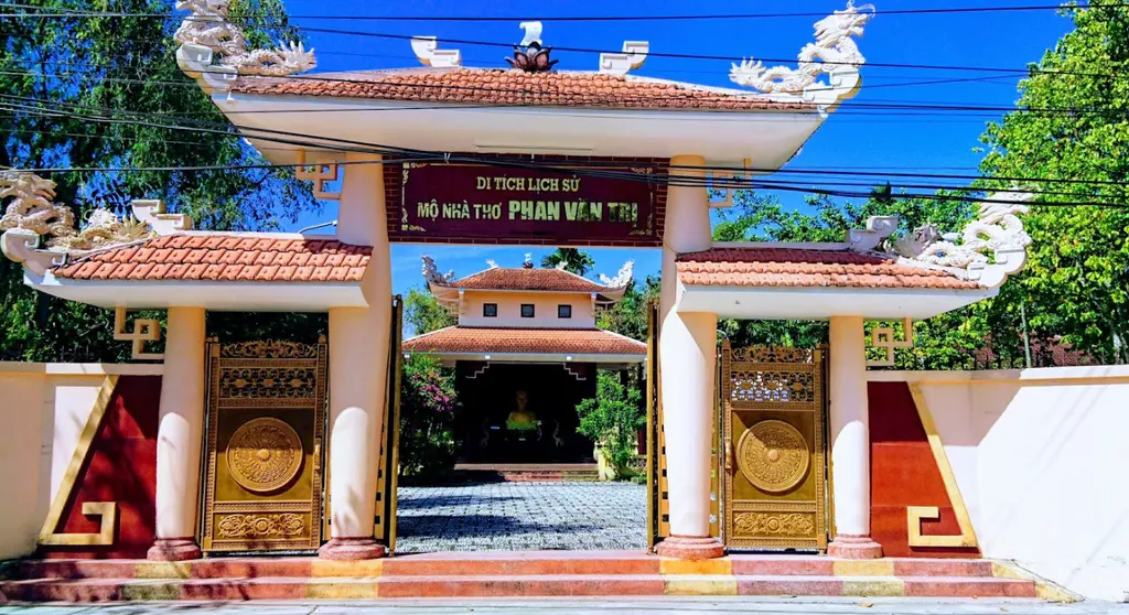 Cảnh quan không gian di tích Mộ Nhà Thơ Phan Văn Trị