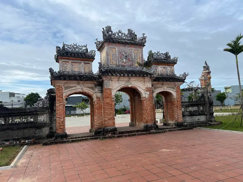 Cổng khu di tích Đình làng Lỗ Giáng