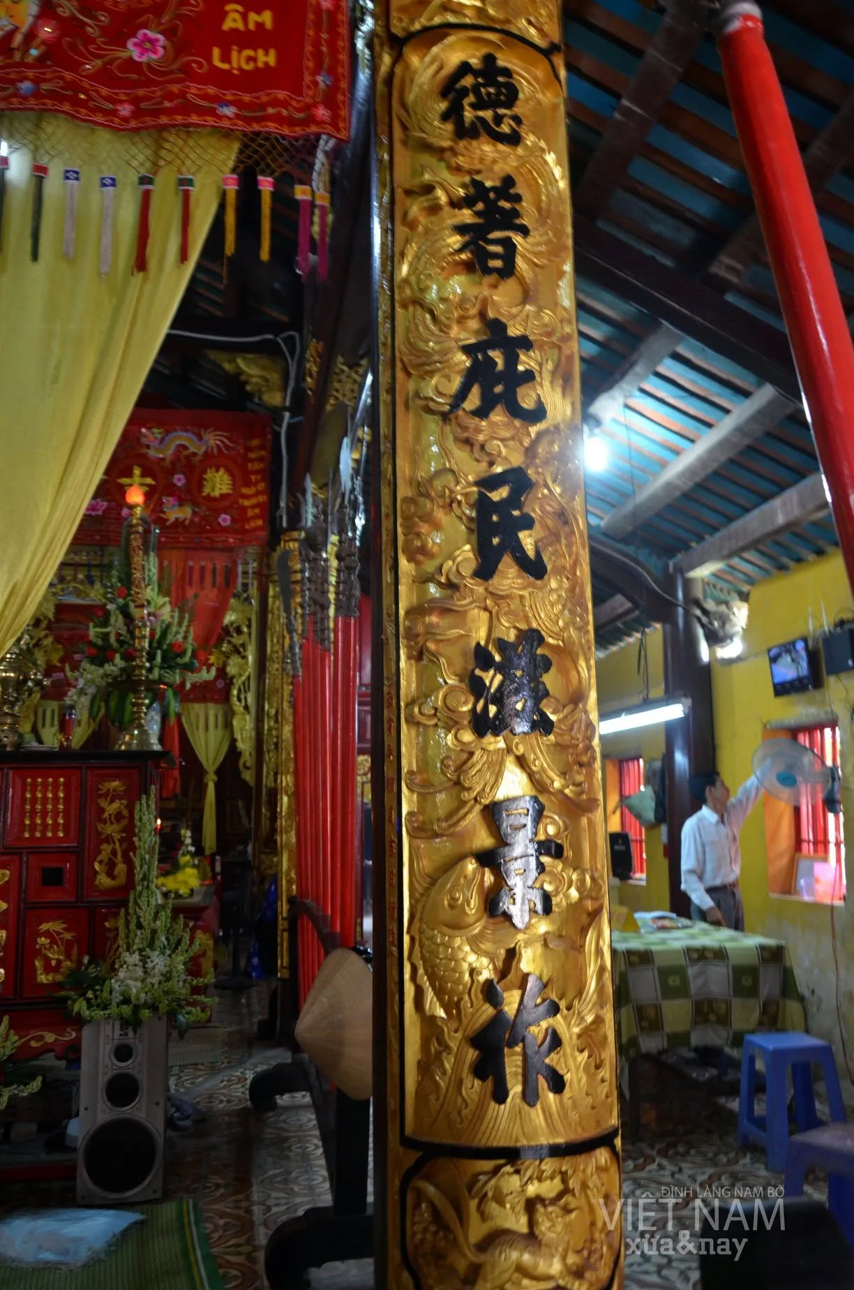 Không gian trong đình Phú Hựu