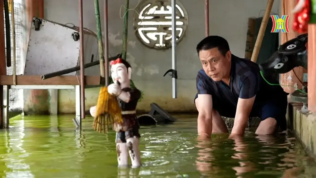 Nghệ nhân Nguyễn Văn Phi đang thử rối tại thủy đình